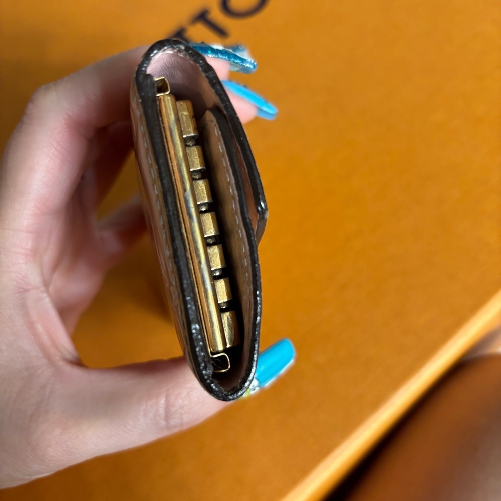 Louis Vuitton pink patent Monogram key holder - Picture 5 of 9